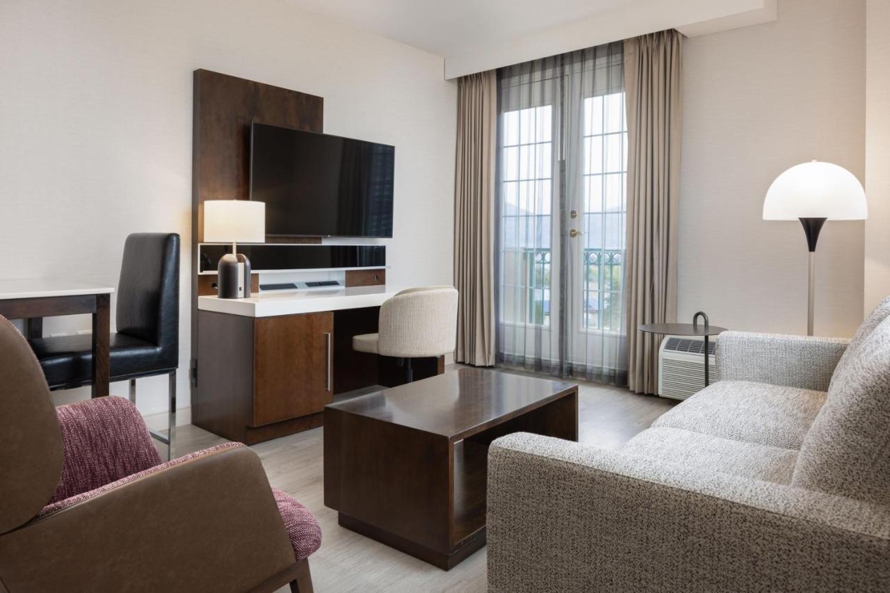 Delta Hotels By Marriott Grand Okanagan Resort Kelowna Exterior photo