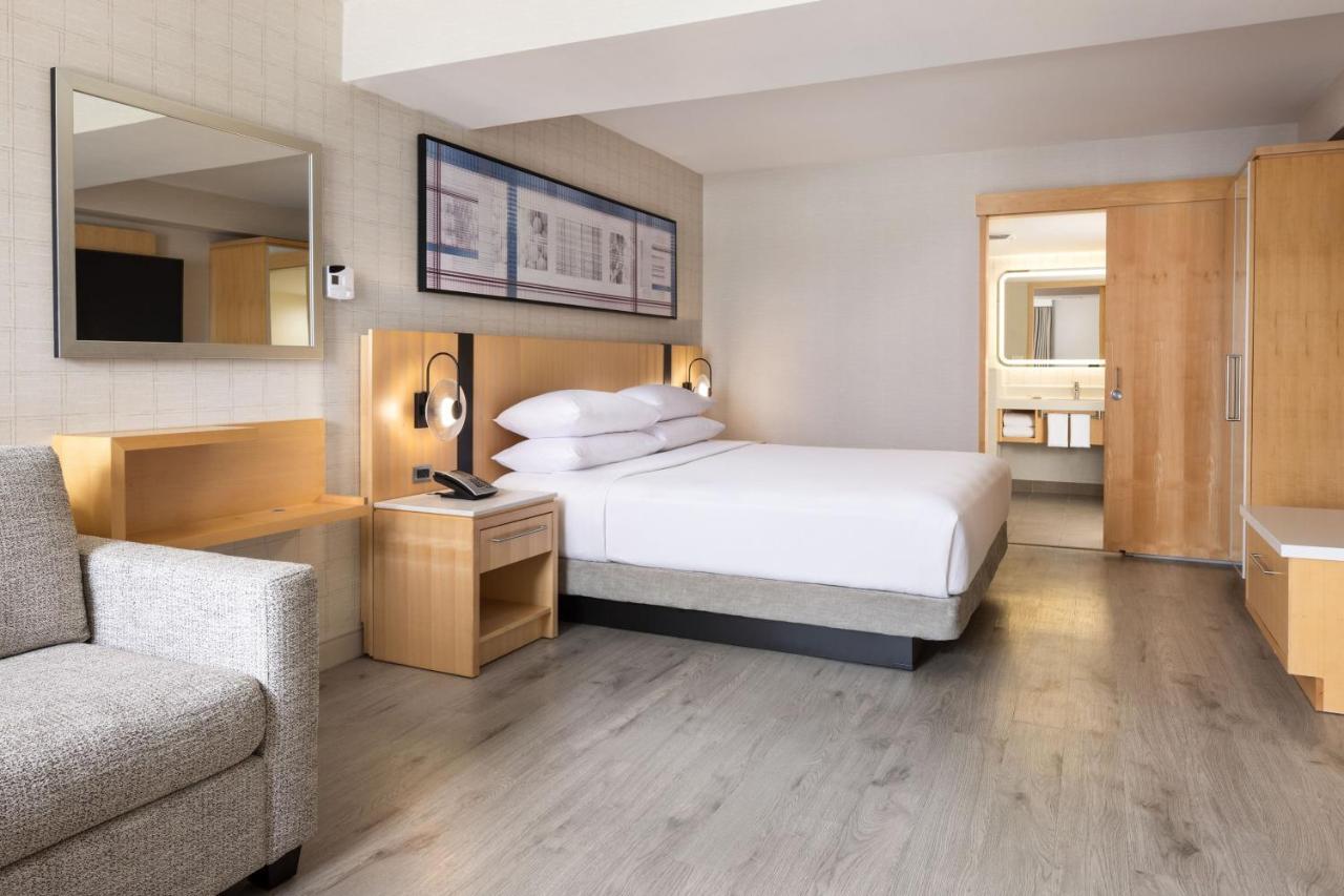 Delta Hotels By Marriott Grand Okanagan Resort Kelowna Exterior photo