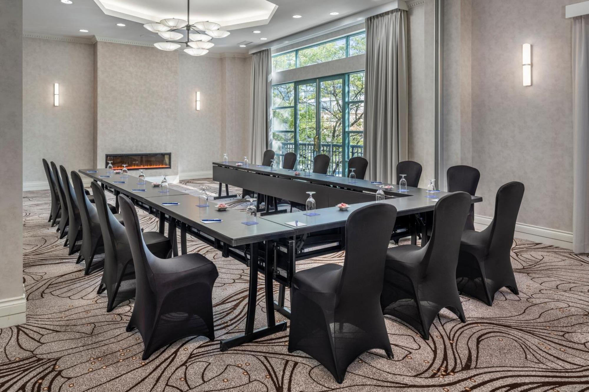Delta Hotels By Marriott Grand Okanagan Resort Kelowna Exterior photo