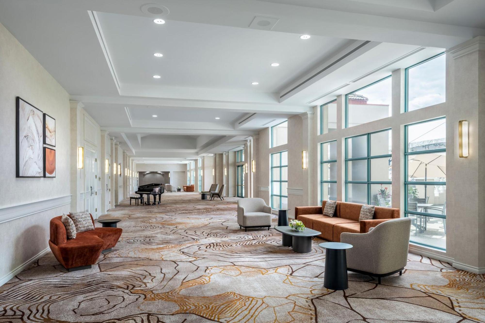 Delta Hotels By Marriott Grand Okanagan Resort Kelowna Exterior photo