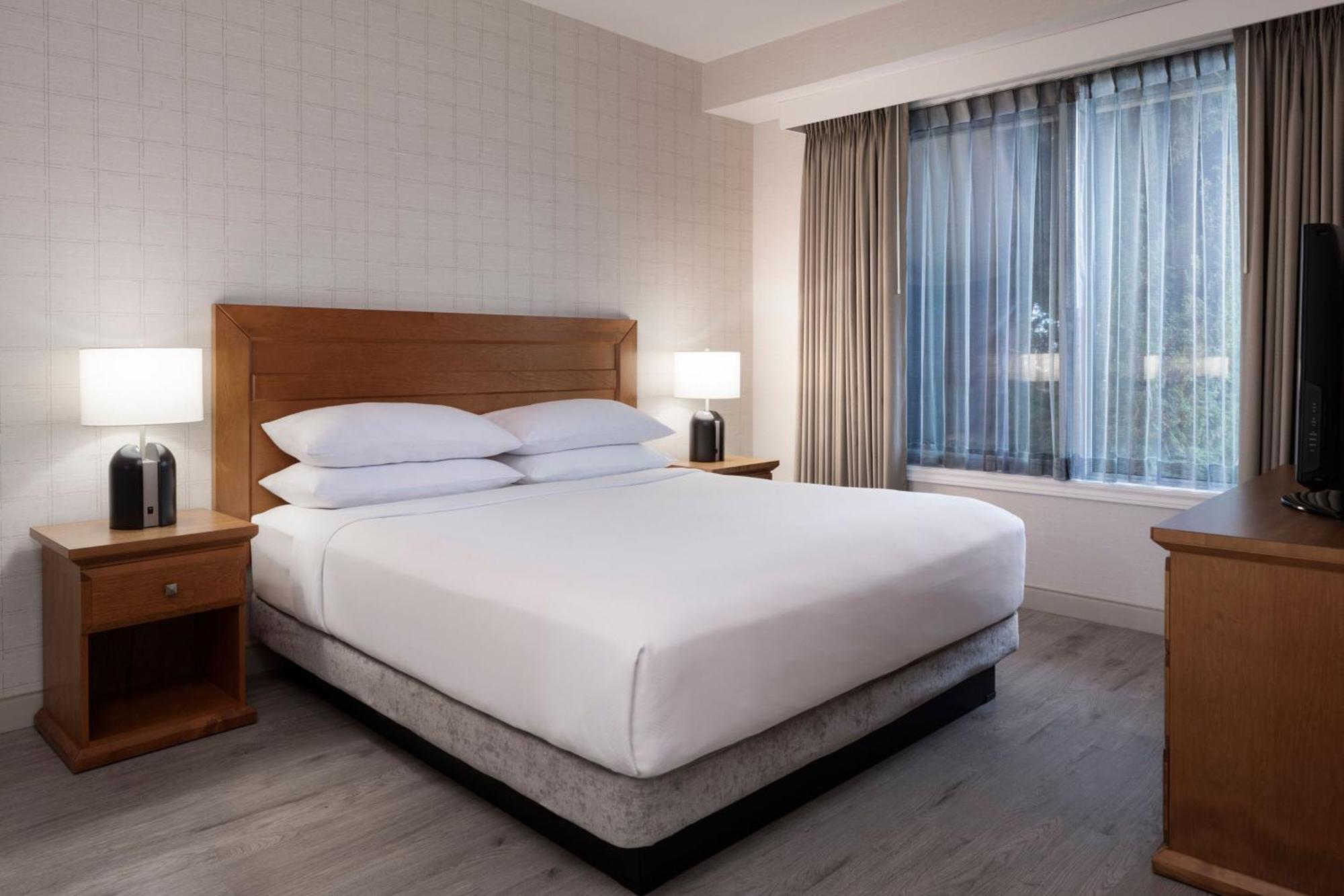 Delta Hotels By Marriott Grand Okanagan Resort Kelowna Exterior photo