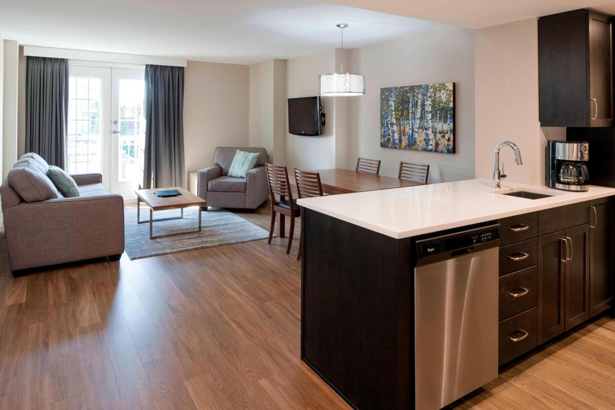 Delta Hotels By Marriott Grand Okanagan Resort Kelowna Exterior photo