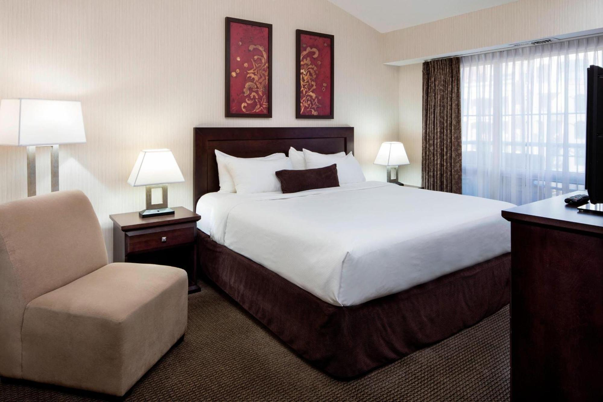 Delta Hotels By Marriott Grand Okanagan Resort Kelowna Exterior photo
